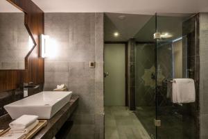 Silver Waves Resort & Spa - Daman的一间浴室