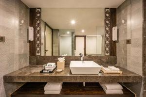 Silver Waves Resort & Spa - Daman的一间浴室