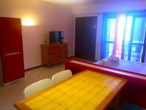 um quarto com uma mesa e uma cozinha com uma sala de jantar em XAVILLA 8 em Albufeira