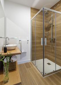 Un baño con ducha de cristal y lavabo. en Veiga da Fraga, en Poio 53 fotos más