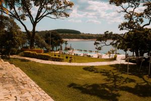 um parque com uma piscina e um corpo de água em Pousada Solar Dona Dora em Capitólio