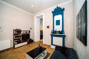 salon z kanapą i kominkiem w obiekcie Apartment Alexandra w mieście Tbilisi City