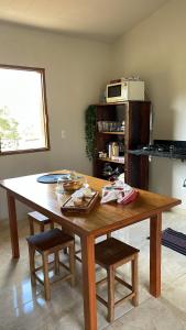 聖羅克迪米納斯的住宿－Chalé da Picareta，厨房配有一张木桌,厨房配有微波炉