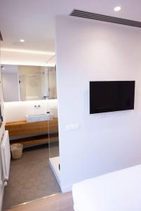 Telewizja i/lub zestaw kina domowego w obiekcie Apartamento ático en el casco antiguo
