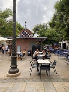Restauracja lub miejsce do jedzenia w obiekcie Apartamento ático en el casco antiguo