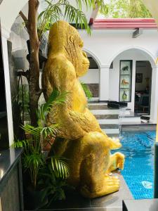 una estatua de un oso sentado junto a una piscina en Golden Gorilla Villa with private pool & jacuzzi en Ángeles