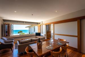 Posezení v ubytování The Sands - Apartment 25 - Stay Waiheke