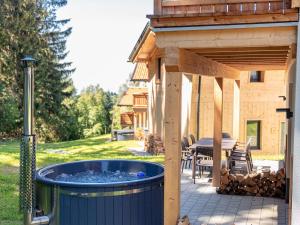 Градина пред Chalet Arber in St Englmar with its own HotTube