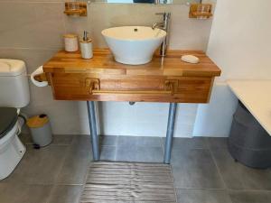 a bathroom with a sink and a toilet at Villa spacieuse raffinée dans son écrin de verdure in Quartier du Fond Fleuri
