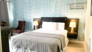 Llit o llits en una habitació de Lincoln Inn Fredericton
