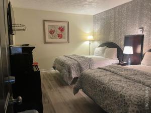 Postel nebo postele na pokoji v ubytování Lincoln Inn Fredericton + 23 fotografií