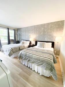 a bedroom with two beds and a wall with stars at Lincoln Inn Fredericton in Fredericton