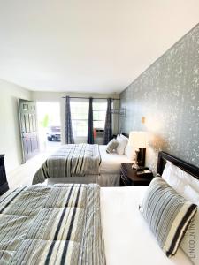 duas camas num quarto de hotel com duas camas em Lincoln Inn Fredericton em Fredericton