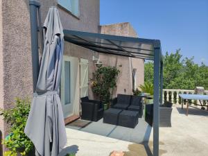Patio lub wspólna przestrzeń na świeżym powietrzu w obiekcie Villa in Vidauban with Pool and BBQ Terrace
