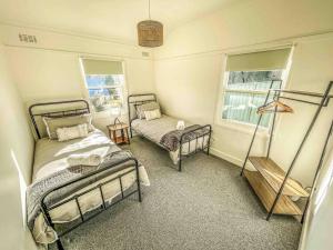 a bedroom with two bunk beds and a window at Tawonga Retreat @ Mount Beauty in Mount Beauty