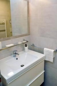 A bathroom at MIGDAL Luxury Suites Roma Testaccio