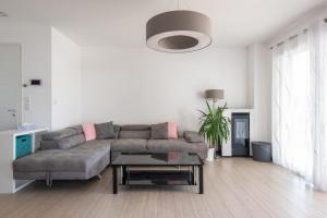 salon z kanapą i stołem w obiekcie Maison Janas - Welkeys w mieście La Seyne-sur-Mer