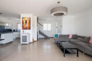 salon z kanapą i stołem w obiekcie Maison Janas - Welkeys w mieście La Seyne-sur-Mer