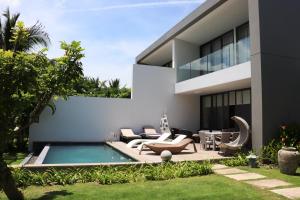 - une vue sur l'extérieur d'une maison avec une piscine dans l'établissement Villa 135, Sanctuary Ho Tram, à Ho Coc