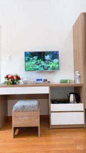 En TV eller et underholdningssystem på Khách sạn Khang An Buôn Ma Thuột