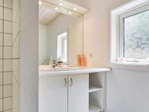 Virtuvė arba virtuvėlė apgyvendinimo įstaigoje Holiday home Nexø XLI