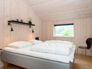 Tempat tidur dalam kamar di Holiday home Frøstrup VII