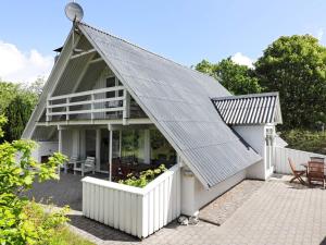 een wit huis met een gambrel dak bij Holiday home Hadsund CXXXIII in Hadsund