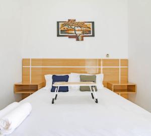 Tempat tidur dalam kamar di Urbanview Hotel Bundaran Besar Palangkaraya by RedDoorz