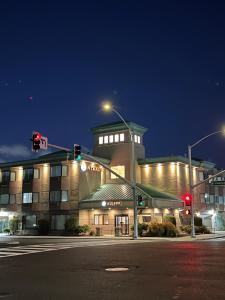 a red light on a city street at night at Hotel Aluxor SFO in San Bruno