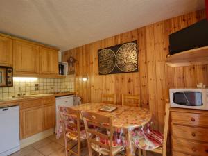 kuchnia ze stołem i kuchenką mikrofalową w obiekcie Appartement cosy à Morillon, proche lac Bleu, terrasse sud, 4 pers, piste ski bus, sans internet - FR-1-642-69 w mieście Morillon +8 zdjęć
