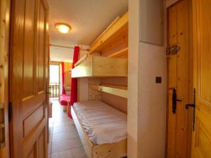 sypialnia z łóżkiem piętrowym w pokoju w obiekcie Appartement cosy à Morillon, proche lac Bleu, terrasse sud, 4 pers, piste ski bus, sans internet - FR-1-642-69 w mieście Morillon