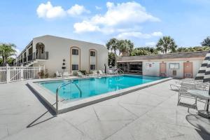 una piscina en medio de un patio en Casa Bella: Great location for a Beach Vacation, en Fort Myers