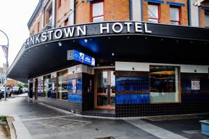 un edificio con un cartel para un hotel museo en Bankstown Hotel, en Bankstown