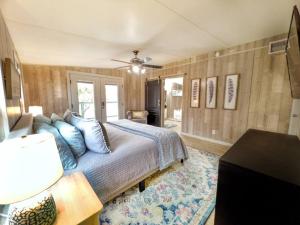 Ένα ή περισσότερα κρεβάτια σε δωμάτιο στο Charming Riverfront Home - Casa Topo @ SparrowBend
