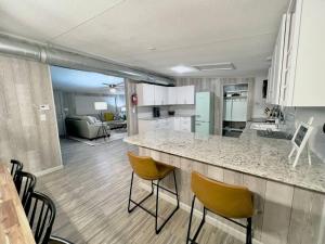 Η κουζίνα ή μικρή κουζίνα στο Charming Riverfront Home - Casa Topo @ SparrowBend