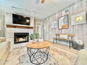 Μια τηλεόραση ή/και κέντρο ψυχαγωγίας στο Charming Riverfront Home - Casa Topo @ SparrowBend