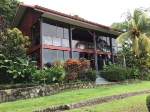 um edifício com uma palmeira em frente em Jodokus Inn em Montezuma