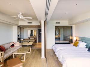 北谷町MB GALLERY CHATAN by THE TERRACE HOTELS的带两张床和一张沙发的卧室