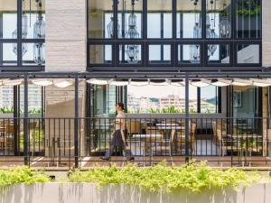 MB GALLERY CHATAN by THE TERRACE HOTELS的阳台或露台