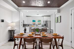 Η κουζίνα ή μικρή κουζίνα στο THE PALMS 3BR-Minutes to Beach, Scuba, Downtown, Airport