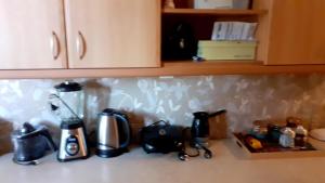 um balcão de cozinha com comodidades para preparar café e comodidades para preparar café em Immaculate 2-Bed Apartment em Glyka Nera