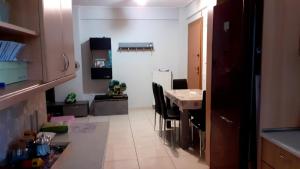 a kitchen and dining room with a table and a table and chairs at Immaculate 2-Bed Apartment in Glyka Nera