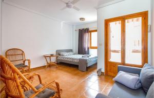 - un salon avec un canapé et une chaise dans l'établissement Stunning Apartment In San Pedro Del Pinatar With Kitchen, à San Pedro del Pinatar