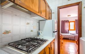Il comprend une cuisine équipée d'une cuisinière et d'un réfrigérateur. dans l'établissement Stunning Apartment In San Pedro Del Pinatar With Kitchen, à San Pedro del Pinatar