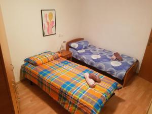 - une chambre avec 2 lits et un animal rembourré sur le lit dans l'établissement Old istrian house,free parking, à Galižana