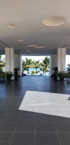 通苏帕Suite de Lujo en Resort Playa Azul, Tonsupa的一间大客房,位于一座建筑中,种植了棕榈树