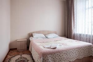 Säng eller sängar i ett rum på Гостиница Караганда