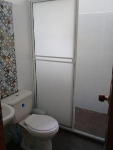 ein Badezimmer mit einem weißen WC und einem Waschbecken in der Unterkunft Cabaña en coveñas in Coveñas
