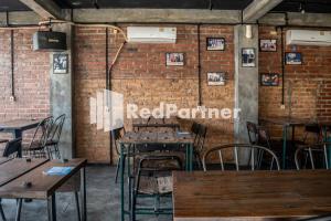 Restaurant o un lloc per menjar a Jabrix Hotel Mitra RedDoorz