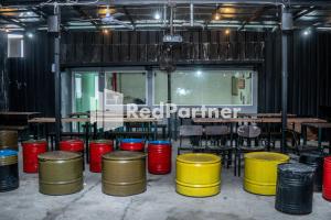 Foto de la galeria de Jabrix Hotel Mitra RedDoorz a Bandung